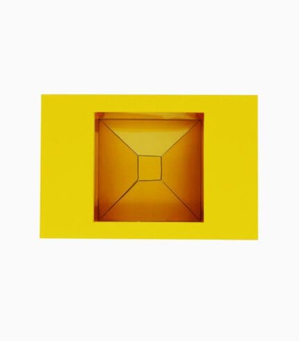 홀로그램 상자 만들기의 완성품을 아래쪽에서 바라보고 찍은 사진으로 사각형의 노란색 상자에 홀로그램 형상을 만들어 주는 렌즈가 중앙에 위치해 있습니다.