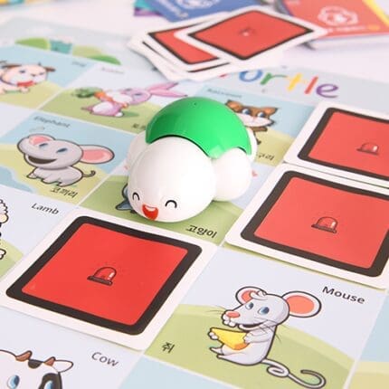 포켓 터틀 로봇 지도 위에서 코딩 미션을 수행하는 로봇의 모습