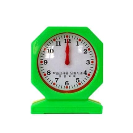 모던과학사 모형시계 학습교구로 아이들이 시간 개념을 직관적으로 이해하는 모습