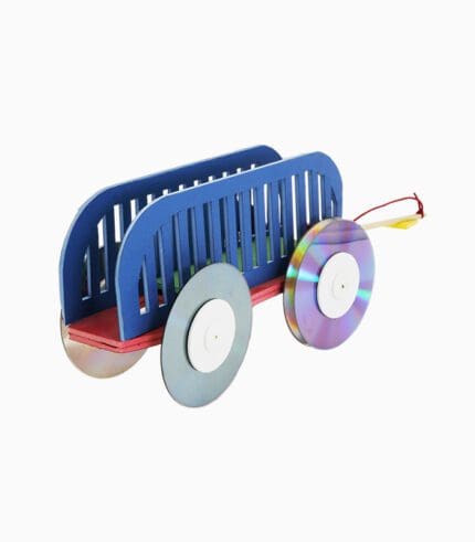 고무줄의 탄성의 성질을 이용한 자동차 만들기 이미지입니다. 몸체는 나무젓가락과 폼보드를 이용하여 제작하였고 자동차 바퀴는 4개의 콤펙트 디스크를 이용하여 제작하였습니다. 완성품을 왼쪽 뒤에서 바라보고 찍은 사진입니다.