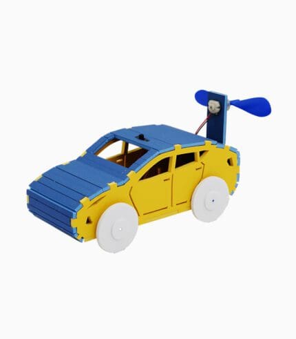 풍력자동차 만들기의 완성품 모습을 우측 앞에서 바라본 모습입니다. 차체는 노란색과 파란색 폼보드를 사용하였고, 바퀴는 흰색입니다. 차체의 윗부분에 자동차를 구동하는 on/off 스위치가 뒷부분에는 전동 프로펠러가 달려있습니다.