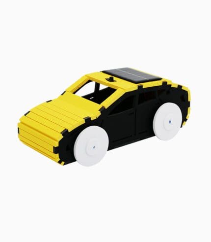 태양광 자동차 만들기의 완성품을 우측 앞에서 바라보고 찍은 사진 이미지입니다. 차체는 노란색과 검정색의 폼보드를 사용하였고 바퀴는 하얀색 폼보드를 사용하였으며 차체 윗부분은 태양전지판을 부착하였습니다.